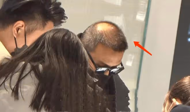 汪峰二女兒罕見曝光,跟爸爸逛商場眉清目秀,3個女兒3個媽引熱議