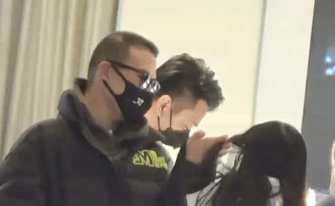 汪峰二女兒罕見曝光,跟爸爸逛商場眉清目秀,3個女兒3個媽引熱議