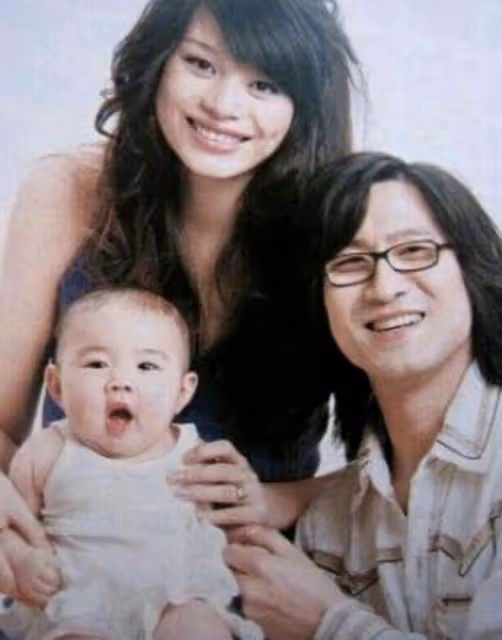 汪峰二女兒罕見曝光,跟爸爸逛商場眉清目秀,3個女兒3個媽引熱議