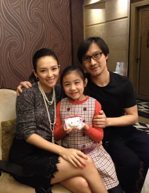 汪峰二女兒罕見曝光,跟爸爸逛商場眉清目秀,3個女兒3個媽引熱議