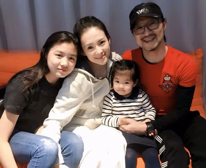 汪峰二女兒罕見曝光,跟爸爸逛商場眉清目秀,3個女兒3個媽引熱議