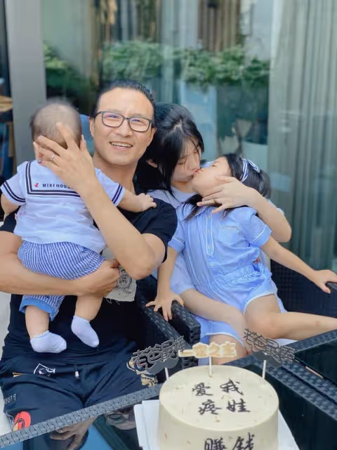 汪峰二女兒罕見曝光,跟爸爸逛商場眉清目秀,3個女兒3個媽引熱議