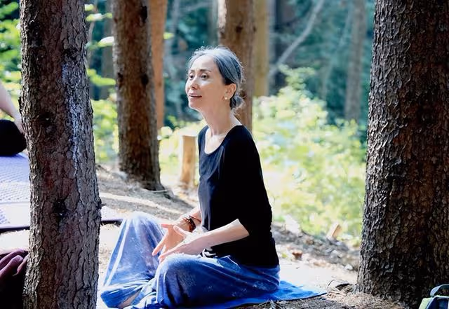 她曾被贊是「韓國的赫本」，老了後，她覺得眼睛才是美的窗口！