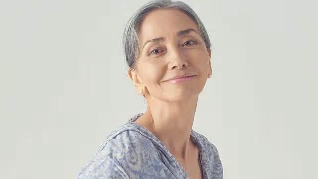 她曾被贊是「韓國的赫本」，老了後，她覺得眼睛才是美的窗口！