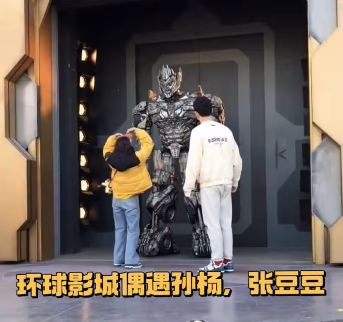 孫楊與女友張豆豆現身遊玩,當眾比心秀恩愛,兩人姿勢親密太般配