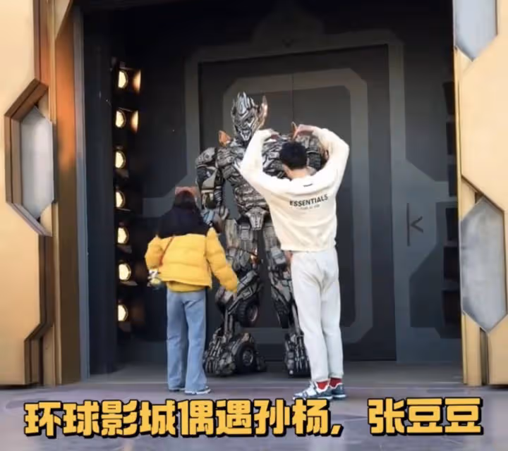 孫楊與女友張豆豆現身遊玩,當眾比心秀恩愛,兩人姿勢親密太般配