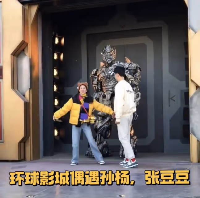 孫楊與女友張豆豆現身遊玩,當眾比心秀恩愛,兩人姿勢親密太般配