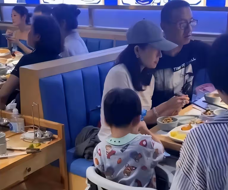 汪峰牽手二女兒買戒指,貼心為其整理秀髮,11歲汪璟怡神似康作如