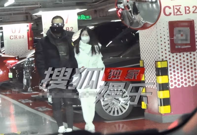 汪峰牽手二女兒買戒指,貼心為其整理秀髮,11歲汪璟怡神似康作如