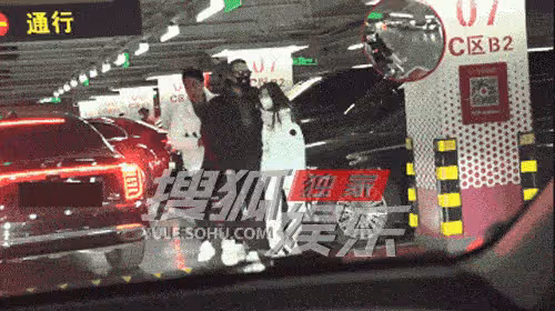 汪峰牽手二女兒買戒指,貼心為其整理秀髮,11歲汪璟怡神似康作如