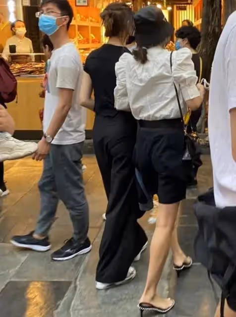 汪峰牽手二女兒買戒指,貼心為其整理秀髮,11歲汪璟怡神似康作如