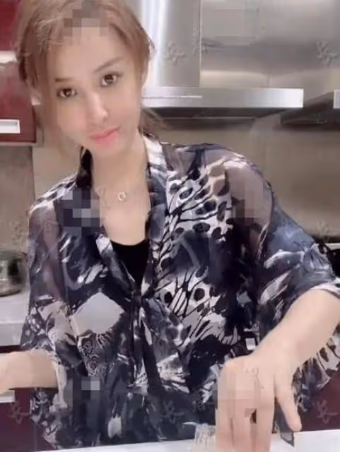 汪峰牽手二女兒買戒指,貼心為其整理秀髮,11歲汪璟怡神似康作如