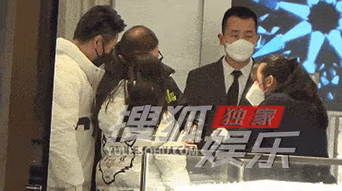 汪峰牽手二女兒買戒指,貼心為其整理秀髮,11歲汪璟怡神似康作如