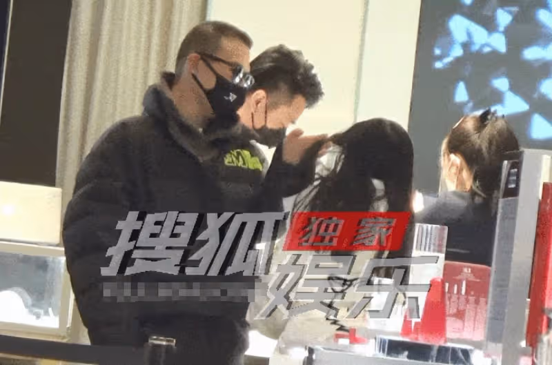 汪峰牽手二女兒買戒指,貼心為其整理秀髮,11歲汪璟怡神似康作如