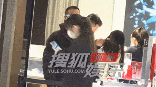 汪峰牽手二女兒買戒指,貼心為其整理秀髮,11歲汪璟怡神似康作如