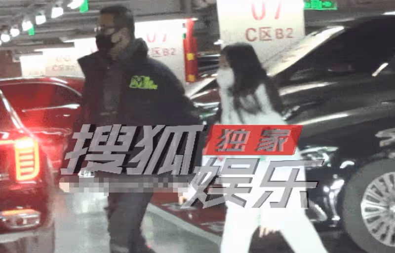汪峰次女汪璟怡罕露面,貼心挑首飾為章子怡慶生,長相遺傳康作如
