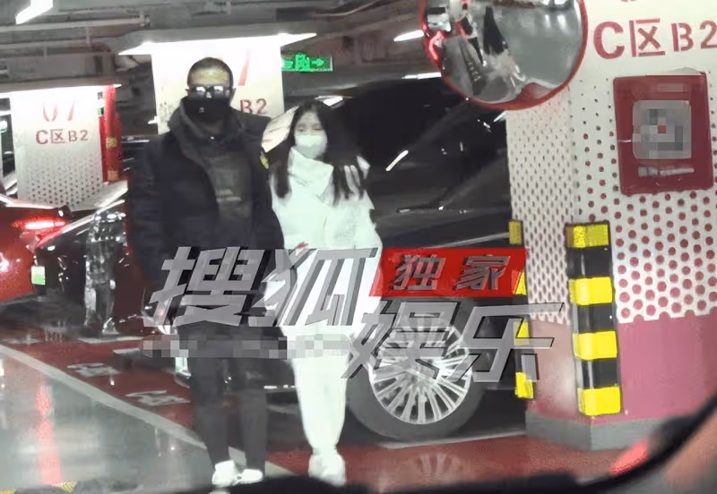 汪峰次女汪璟怡罕露面,貼心挑首飾為章子怡慶生,長相遺傳康作如