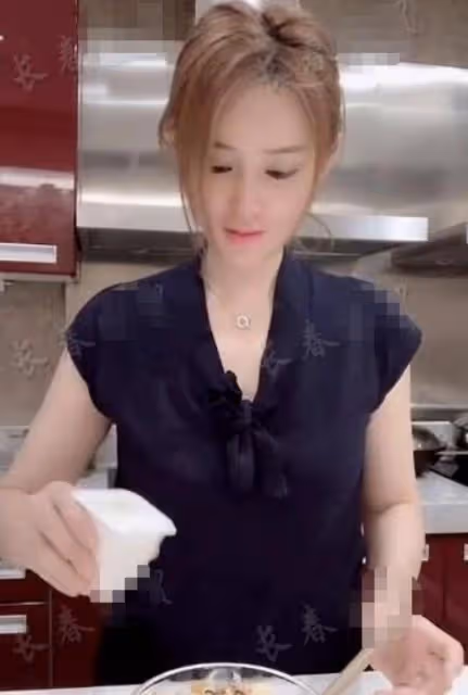 汪峰次女汪璟怡罕露面,貼心挑首飾為章子怡慶生,長相遺傳康作如