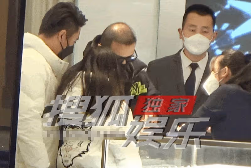 汪峰次女汪璟怡罕露面,貼心挑首飾為章子怡慶生,長相遺傳康作如