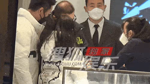 汪峰次女汪璟怡罕露面,貼心挑首飾為章子怡慶生,長相遺傳康作如