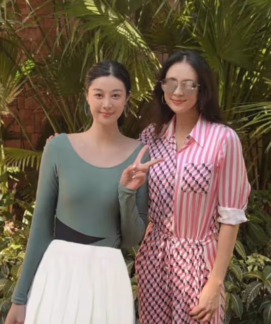 汪峰次女汪璟怡罕露面,貼心挑首飾為章子怡慶生,長相遺傳康作如