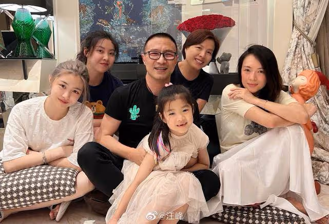 汪峰次女汪璟怡罕露面,貼心挑首飾為章子怡慶生,長相遺傳康作如