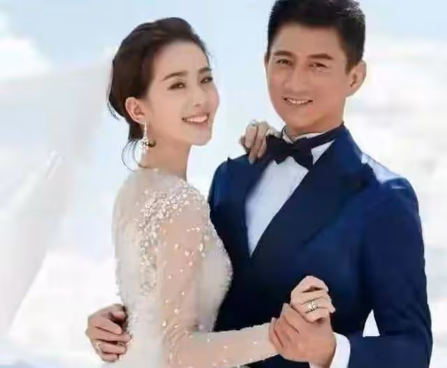 吳奇隆獨自去海邊散心，自拍仍然不忘秀婚戒，與劉詩詩感情真好