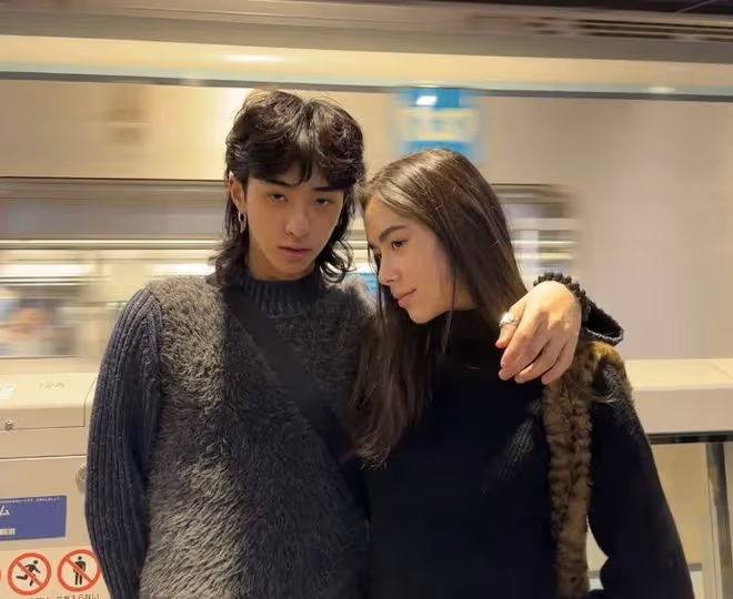 伊能靜兒子再曬與女生親密照,兩人貼臉相擁,神情陶醉氣氛很曖昧