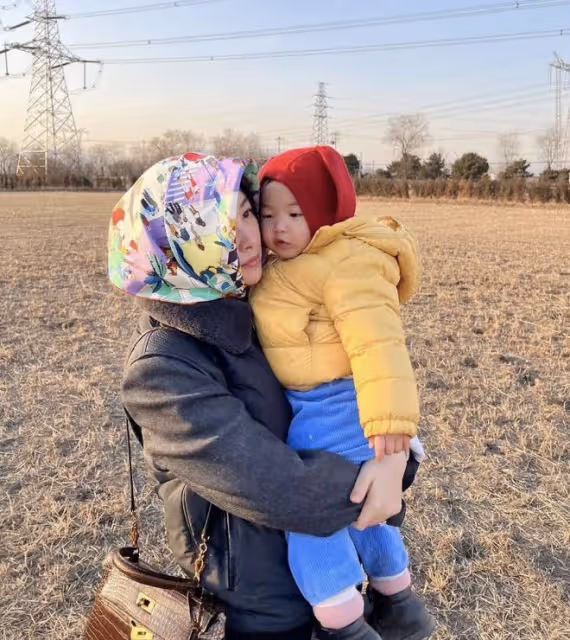 朱珠一家三口過元宵,女兒髮型像徐志勝,假裝打電話流露大佬氣質