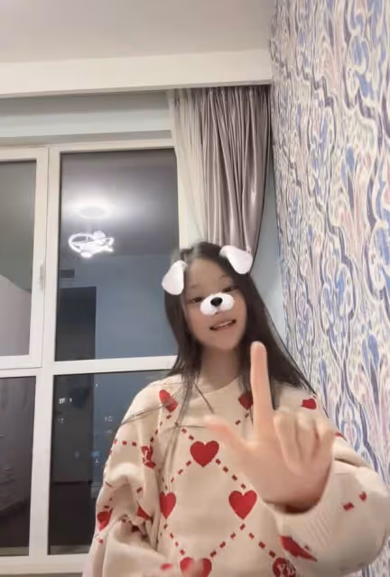 甜馨美出新高度!房間內景裝修簡樸,穿百元舊睡衣熱舞像極李小璐