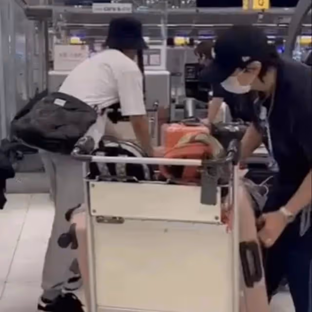 李承鉉戚薇走機場，男方脖子上掛奶嘴，一個人整理超多行李