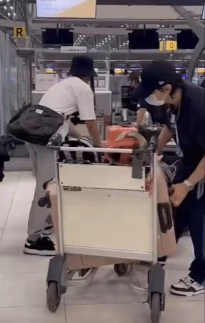 李承鉉戚薇走機場,男方脖子上掛奶嘴,一個人整理超多行李