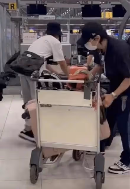 李承鉉戚薇走機場,男方脖子上掛奶嘴,一個人整理超多行李