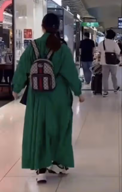 李承鉉戚薇走機場,男方脖子上掛奶嘴,一個人整理超多行李