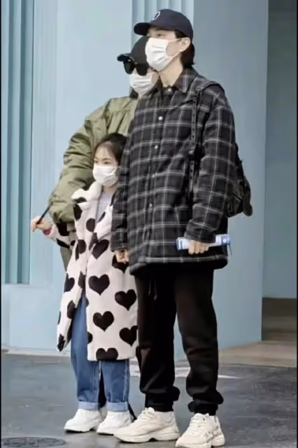 李承鉉戚薇走機場,男方脖子上掛奶嘴,一個人整理超多行李