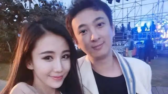 曝王思聰同時交往兩任女友！緊摟小15歲新歡，另一位網紅爭風吃醋