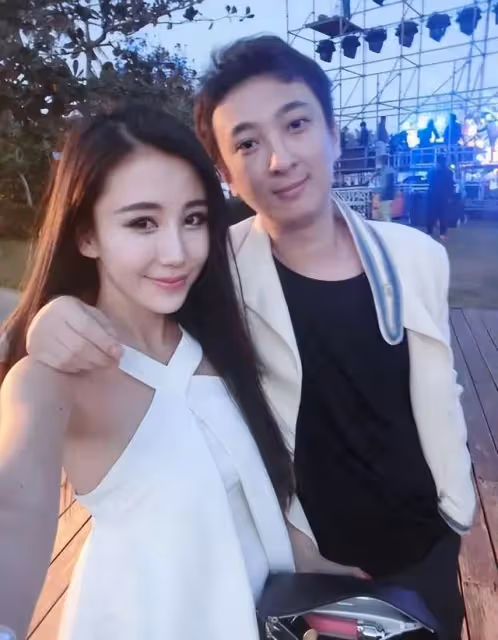 曝王思聰同時交往兩任女友!緊摟小15歲新歡,另一位網紅爭風吃醋