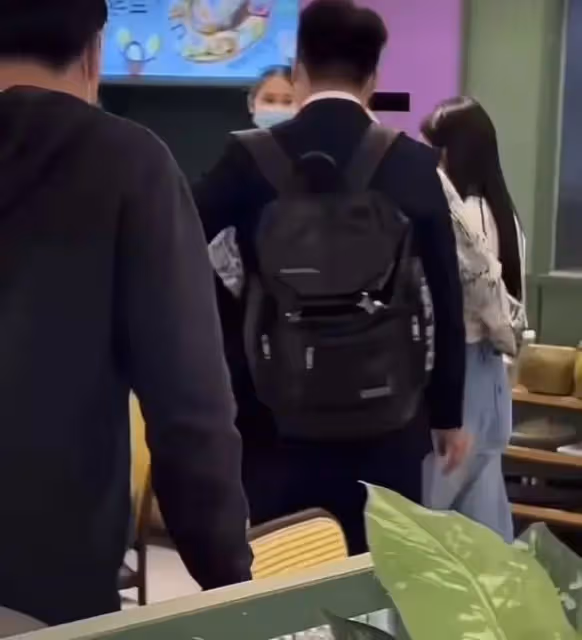 曝王思聰同時交往兩任女友!緊摟小15歲新歡,另一位網紅爭風吃醋