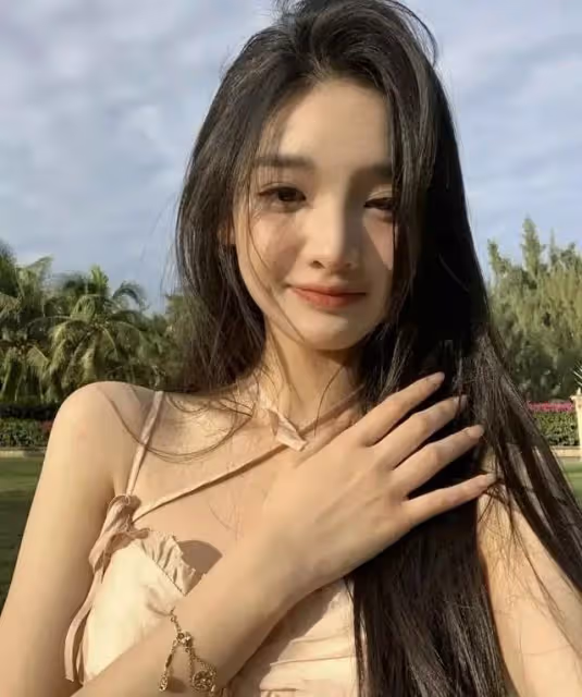 曝王思聰同時交往兩任女友!緊摟小15歲新歡,另一位網紅爭風吃醋