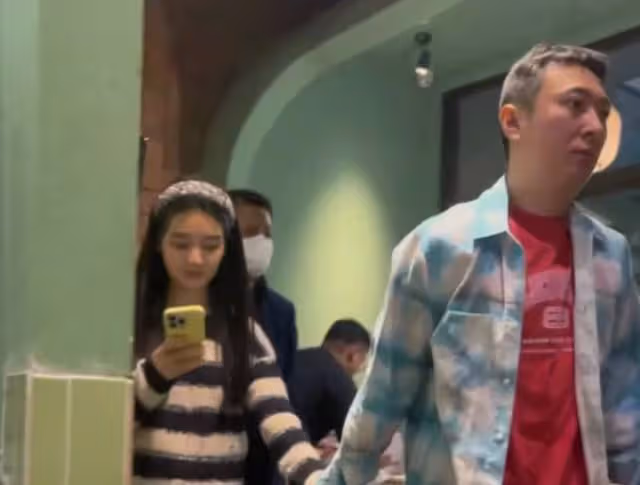曝王思聰同時交往兩任女友!緊摟小15歲新歡,另一位網紅爭風吃醋