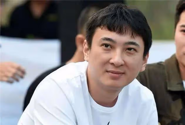 曝王思聰同時交往兩任女友!緊摟小15歲新歡,另一位網紅爭風吃醋
