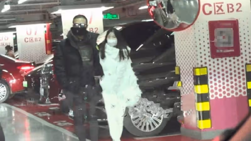 汪峰二女兒罕見曝光，和爸爸逛商場眉清目秀，3個女兒3個媽曾引熱議