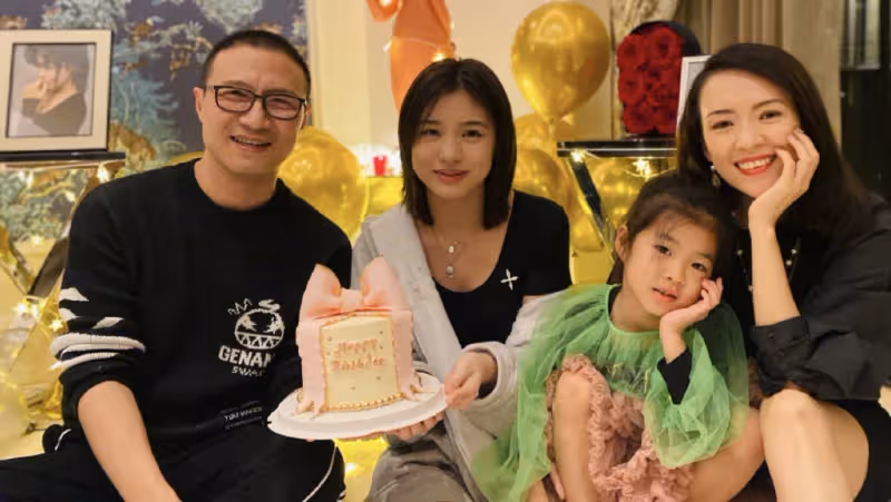 汪峰二女兒罕見曝光,和爸爸逛商場眉清目秀,3個女兒3個媽曾引熱議