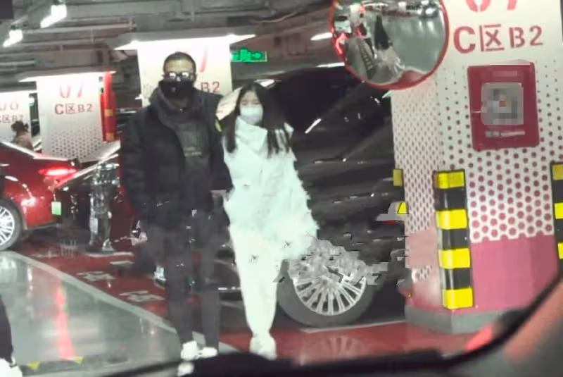 汪峰二女兒罕見曝光,和爸爸逛商場眉清目秀,3個女兒3個媽曾引熱議