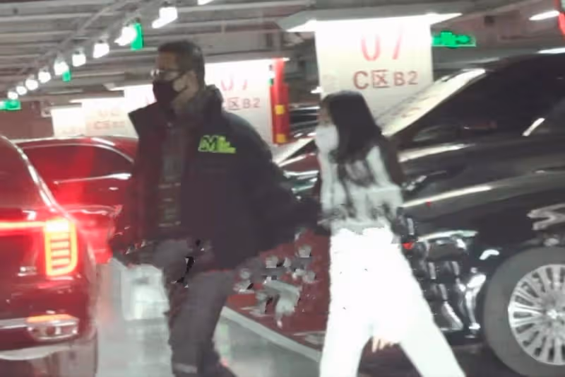 汪峰二女兒罕見曝光,和爸爸逛商場眉清目秀,3個女兒3個媽曾引熱議