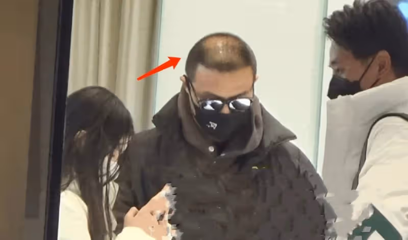 汪峰二女兒罕見曝光,和爸爸逛商場眉清目秀,3個女兒3個媽曾引熱議