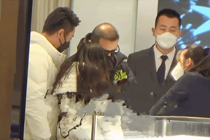 汪峰二女兒罕見曝光,和爸爸逛商場眉清目秀,3個女兒3個媽曾引熱議