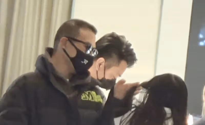 汪峰二女兒罕見曝光,和爸爸逛商場眉清目秀,3個女兒3個媽曾引熱議