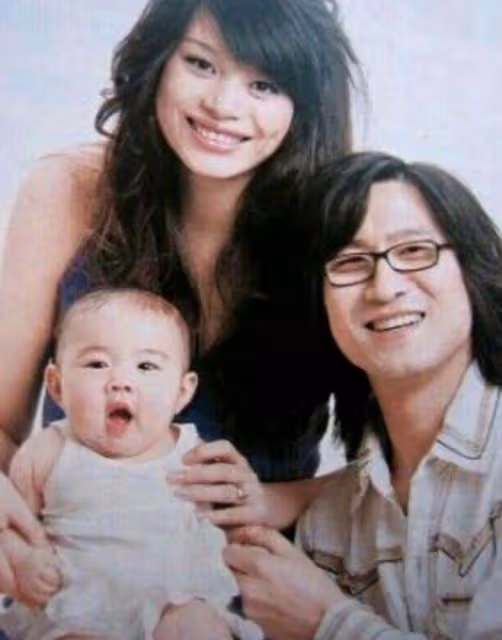 汪峰二女兒罕見曝光,和爸爸逛商場眉清目秀,3個女兒3個媽曾引熱議