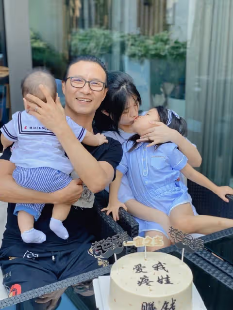 汪峰二女兒罕見曝光,和爸爸逛商場眉清目秀,3個女兒3個媽曾引熱議